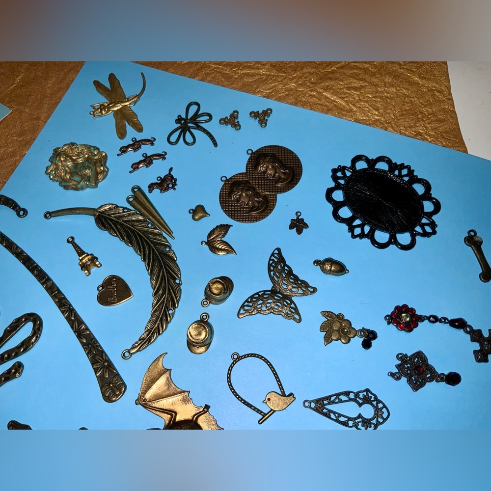 Huge Assorted Lot of Gold and Antique Bronze Pendant & Charms Collection - Lot 1 - Picture 5 of 16